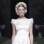 Vestido corte reto, sem decote ou renda; neste caso, noiva pode investir em acessório de cabelo diferente. De Victorio y Luchinno. Foto: Divulgação/Barcelona Bridal Week