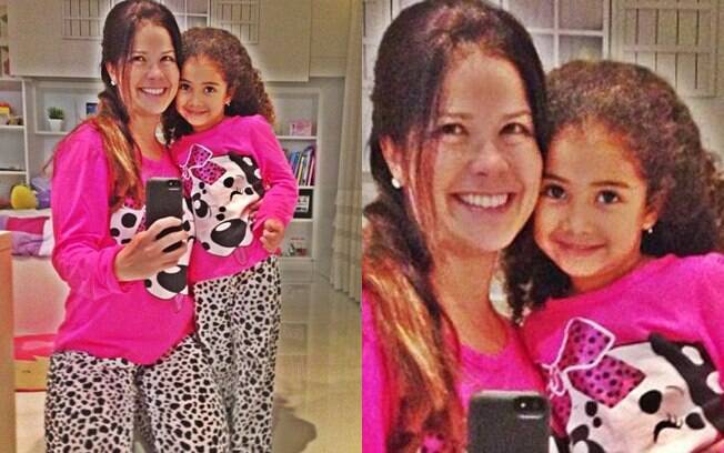Samara Felippo e a filha Alice, com o mesmo pijama