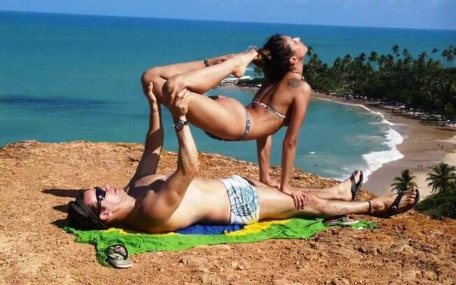 Carlos Henrique Arouca e Carla Arouca pratica acroyoga há três anos. Para quem já domina a técnica, é possível fazer as posturas em qualquer lugar, já que o instrumento apenas o corpo