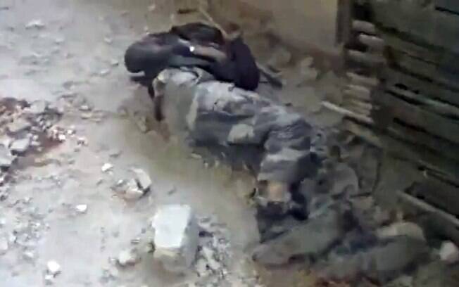 Reprodução de vídeo mostra soldado do governo sírio morto em academia de polícia em Khan al-Asal, Aleppo (03/03)