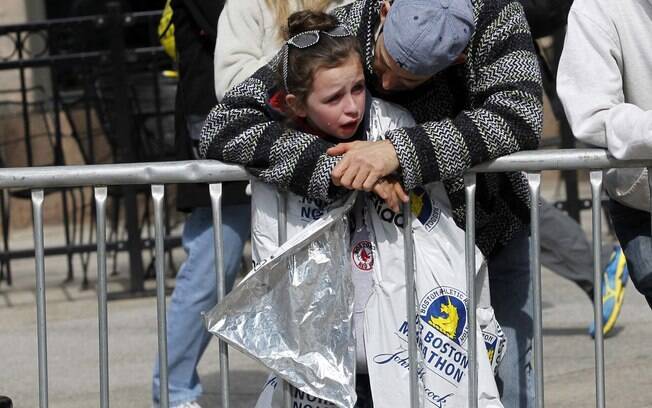 Criança chora após explosões atingirem maratona de Boston, nos EUA (15/04)