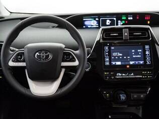 Interior do Prius tem mostradores de monitoram o nível de eficiência do sistema
