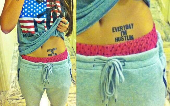 Antonia Morais faz nova tatuagem com trecho de música do rapper Rick Ross na barriga