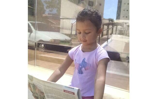 Gabriela se vendo no jornal Gabriela se vendo no jornal