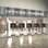 Com 84 m², a Officine Panerai tem estilo clássico italiano, com vidro, madeira e aço. Um relógio de parede reproduz em grande escala a estrutura sanduíche do mostrador. Foto: Divulgação