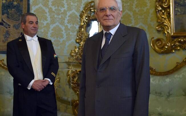 Presidente italiano Sergio Mattarella posa para fotos no edifício do tribunal constitucional perto do Palácio Quirinal em Roma, Itália (31/01)