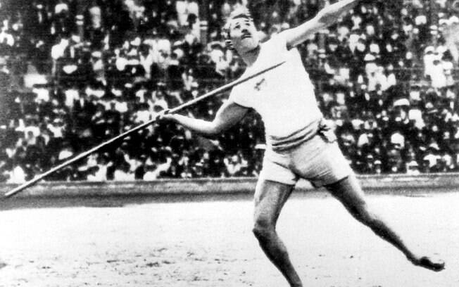 Atleta pratica lançamento de dardo nas Olimpíadas de Estocolmo 1912