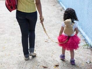 Brane usa o acessório para passear com a filha Melissa, de dois anos e meio