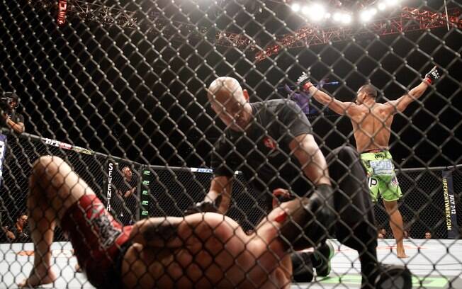 Thiago Marreta comemora nocaute sobre Andy Enz no UFC 183. Foto: Steve Marcus/Getty Images