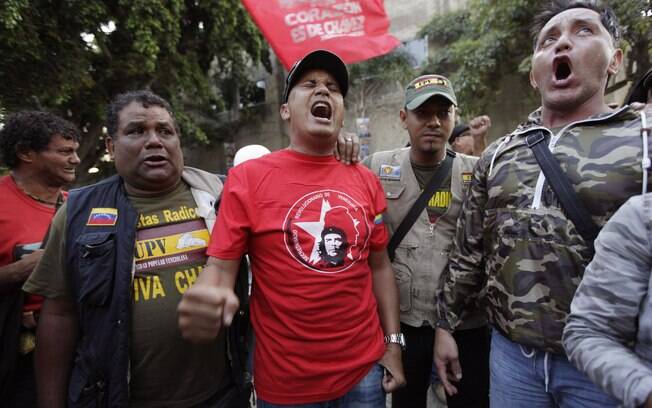 Venezuelanos cantam após o anúncio da morte de Chávez (05/03)