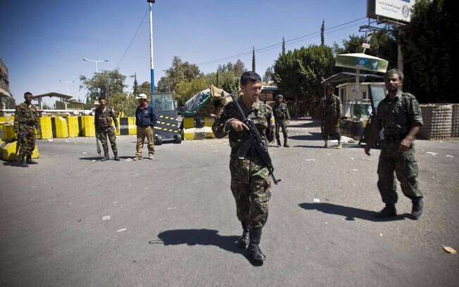 Policiais montam guarda na entrada da Embaixada dos EUA em Sanaa, Iêmen (11/02)