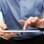 Estabeleça um horário para desligar computador, celular, notebook e tablet. Nem que seja uma hora por dia. Desconectar faz bem à mente. Foto: Getty Images
