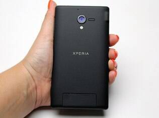 Traseira do Xperia ZQ é de material emborrachado
