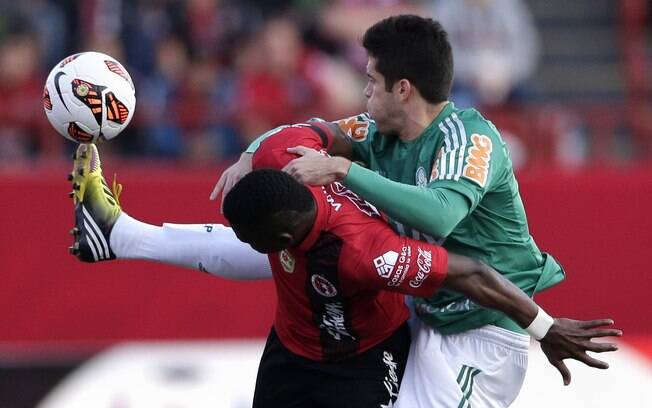 Marcelo Oliveira disputa a bola com jogador do Tijuana