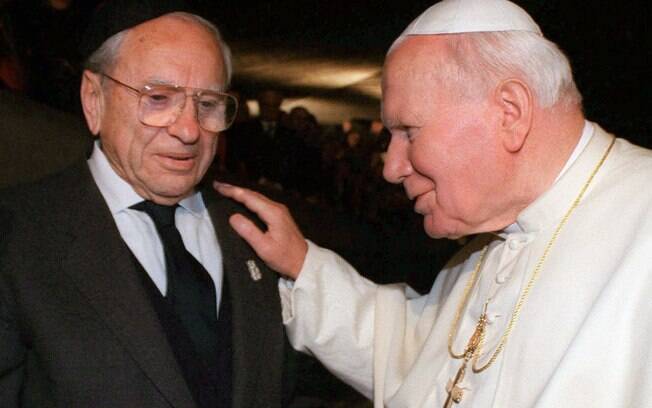 Papa João Paulo 2º é visto ao lado do amigo de infância Jerzy Kluger (2000)