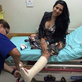 Mulher Moranguinho engessa o pé após encontro com fã