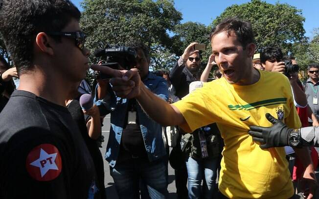 Confusão entre manifestantes favoráveis e contrários ao governo Dilma Rousseff durante protesto na Praça dos Três Poderes, em frente ao Palácio do Planalto, em Brasília. Foto: DIDA SAMPAIO/AGÊNCIA ESTADO