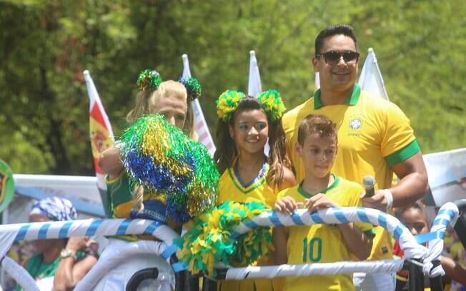 Carla Perez com Xanddy e os filhos Camilly Victoria e Victor Alexandre