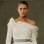 "Para equilibrar o vestido com mangas longas fechadas, a noiva deve privilegiar algum detalhe mais insinuante", diz Bia Wong. Vestido com ombros nus, de Carolina Herrera. Foto: Divulgação
