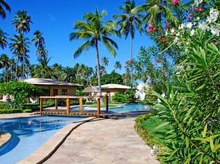 Água de coco e muito sol no resort Grand Oca Maragogi