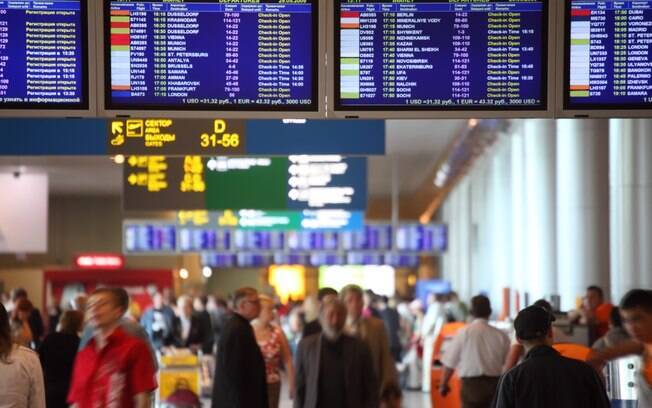 Painéis espalhados pelo aeroporto mostram o horário de embarque do seu voo