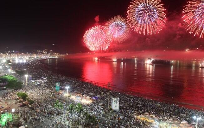 Queima de fogos em Copacabana, com tema olímpico, encantou o público presente. Foto: João Laet / Agência O Dia