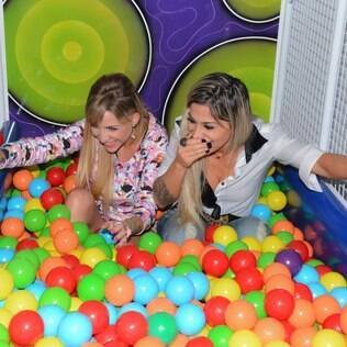 Clara e Vanessa se divertem