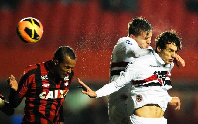 Rodrigo Caio sobe com Rafael Toloi e desvia de cabeça para fazer o gol do São Paulo