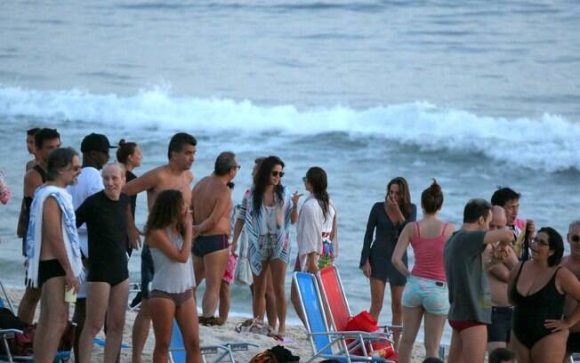 Nanda Costa curte praia com os amigos