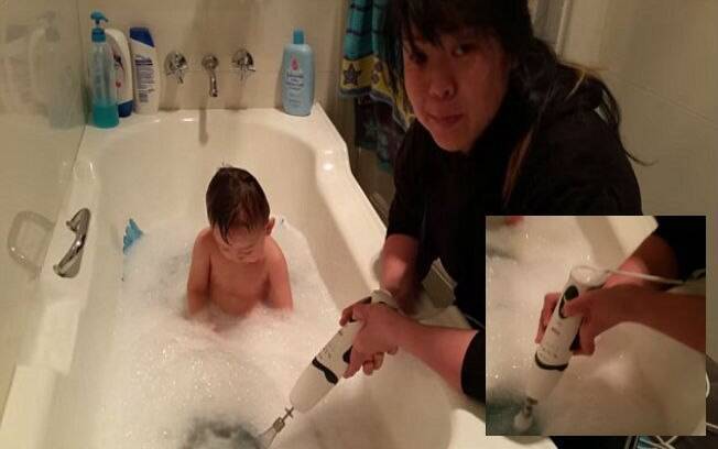 Mãe usa mixer para fazer espuma no banho do filho