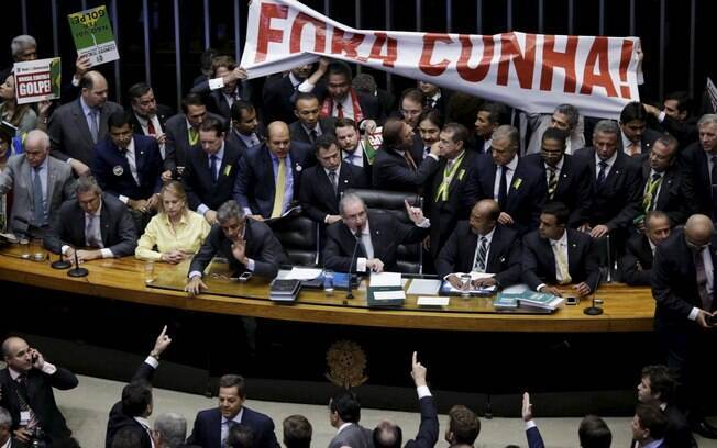 Faixa exige saída de Cunha antes de votação do processo: sessão foi marcada por tumultos