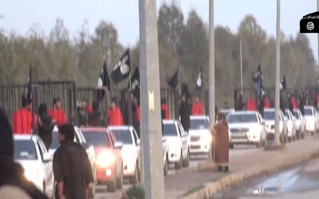Reféns, provavelmente curdos, engaiolados são exibidos pelas ruas do Iraque por jihadistas do Estado Islâmico