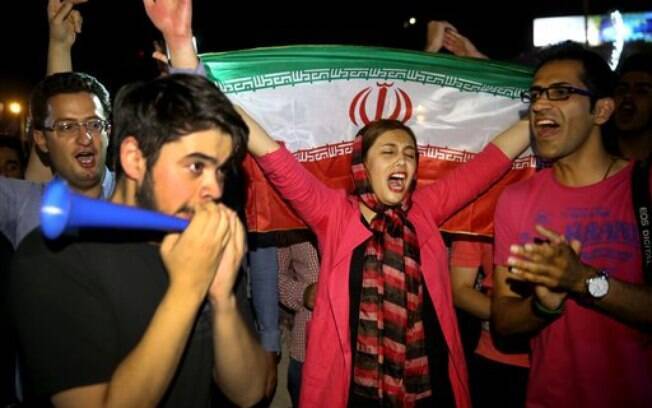 Inspetores devem ter acesso a todas as instalações nucleares do Irã; na foto, iranianos em Teerã. Foto: AP