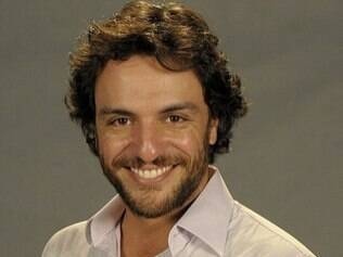 O ator Rodrigo Lombardi conquistou no consultório o seu sorriso de galã