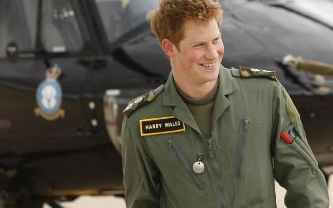 Na foto de 2009, Príncipe Harry sorri com uniforme da Força Aérea Real