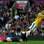Oscar disputa bola com o goleiro coreano. Foto: AFP