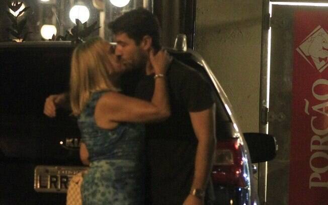 Susana Vieira e Sandro Pedroso aos beijos em porta de churrascaria