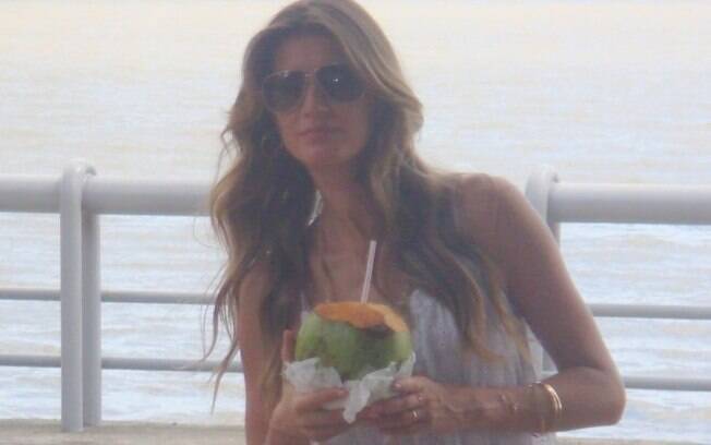 Gisele Bündchen: pausa na sessão de fotos para uma água de coco