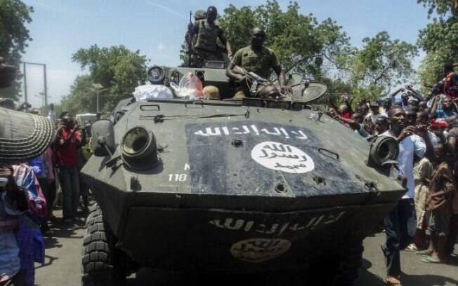 A operação de dois dias para libertar Monguno e dez outras comunidades destruiu um esconderijo de equipamento, armas e munições, diz Exército nigeriano