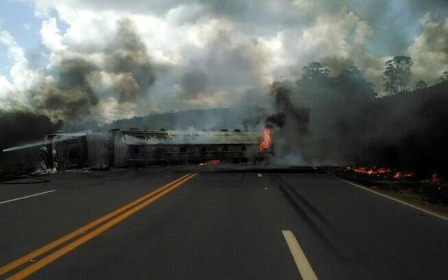 Bombeiros controlam chamas de caminhão que levava combustível em rodovia%2C nesta quinta-feira