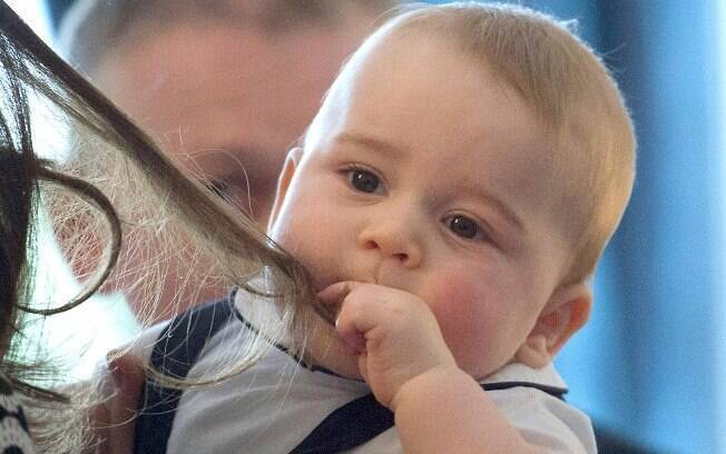 Príncipe George brinca com o cabelo de Kate