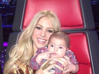 Shakira publica foto de Milan nos bastidores do programa 'The Voice'