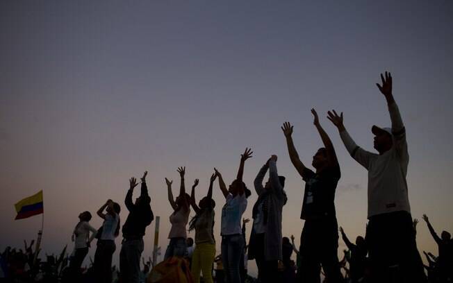 Peregrinos ensaiam o flash mob, um curta coreografia, que será exibida neste domingo, em Copacabana