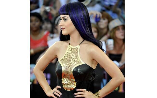 No MuchMusic Awards em junho de 2012, Katy estava com os cabelos pretos e franjinha acima da sobrancelha que são característicos, mas as mexas roxas fizeram o diferencial