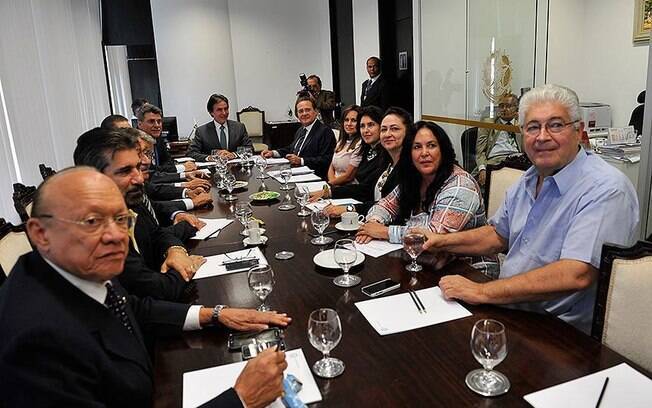 Bancada do PMDB reunida nesta sexta-feira: o indicado, Calheiros, aparece ao fundo à direita