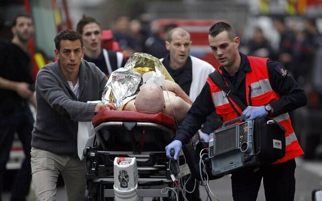 Ataque a sede de revista satírica em Paris deixa 12 mortos e, ao menos, 3 gravemente feridos (07/01). Foto: Reprodução/Twitter