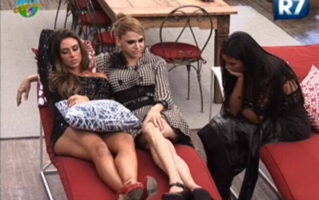 Nicole diz que morde o namorado se encontrá-lo conversando com a ex