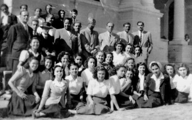 Antonieta de Barros com grupo de alunas; para ela, educação veio antes da política