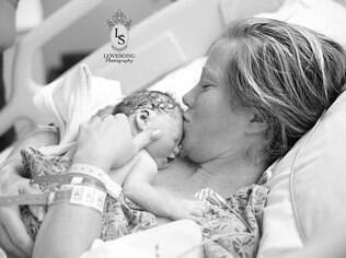 Casal divulgou ensaio de fotos com filha que nasceu morta como homenagem ao bebê