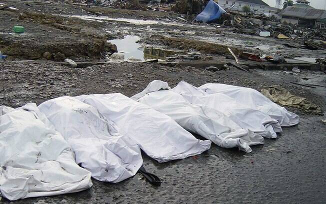 Corpos estendidos após tsunami da Indonésia (arquivo). Foto: Wikimedia Commons